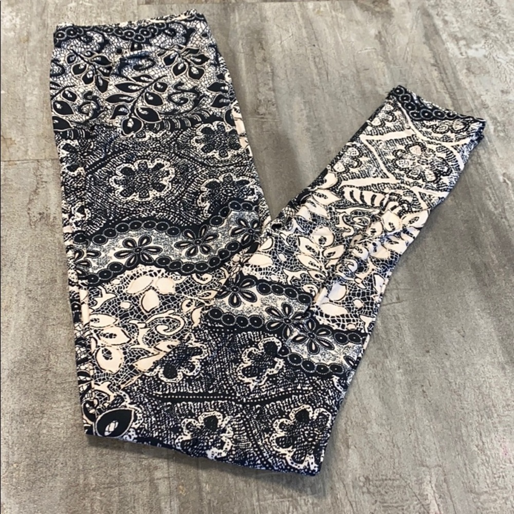 Lace inspired print leggings